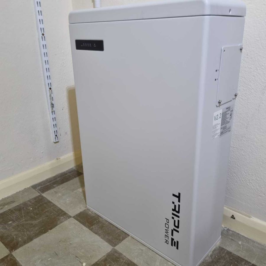 Battery storage system providing backup power for health sector